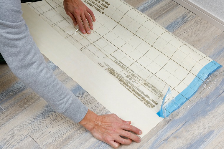 保護フィルムをはがす