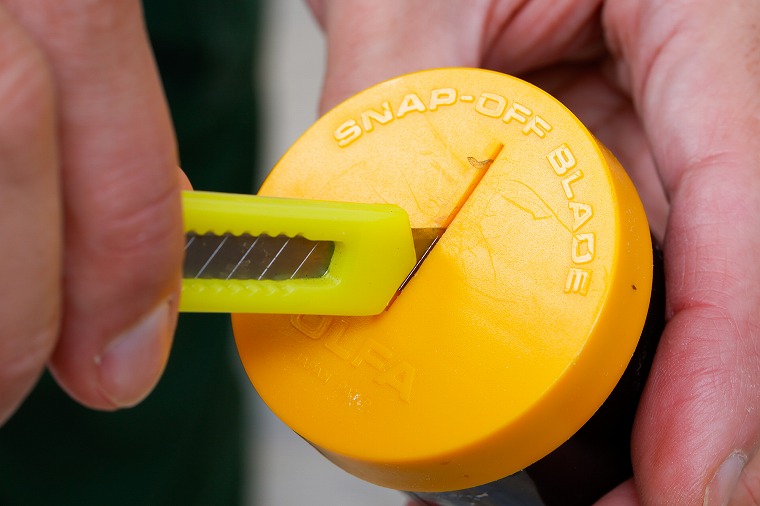 カッターの刃を折る