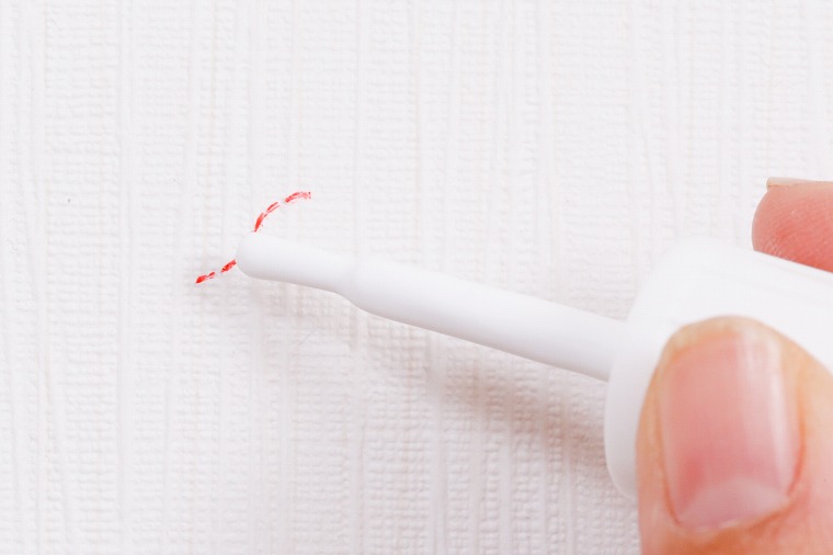 工程2：ハケに補修剤を含ませる