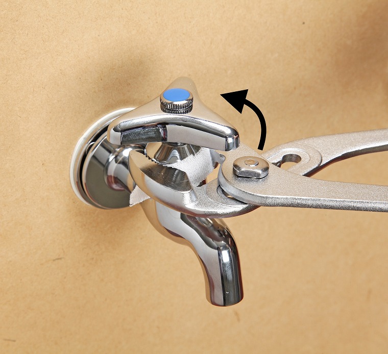 カバーナットを緩める