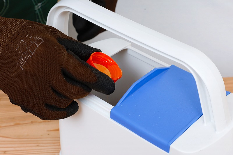 ジョウロに水を入れる