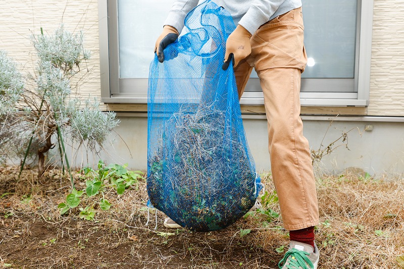 土をふるい落とす