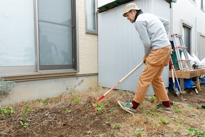 草をかき集める